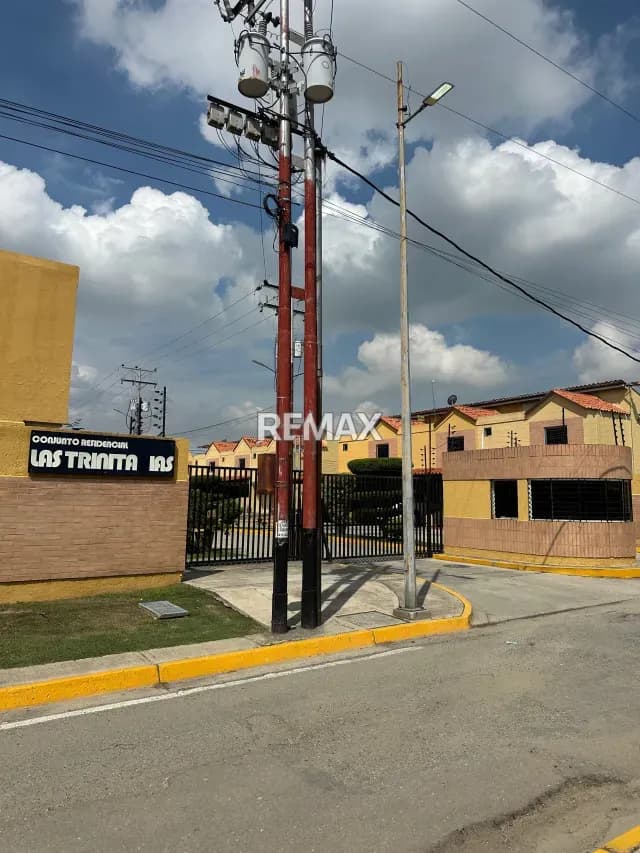 TOWN HOUSE CON FINANCIAMIENTO EN LAS TRINITARIAS, GUACARA