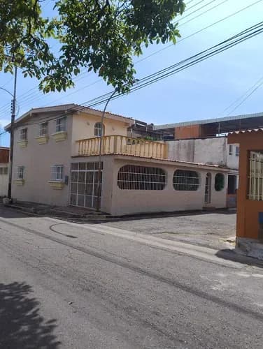 Amplia Casa De Esquina, Urb. La Esmeralda. Venta Por Registro