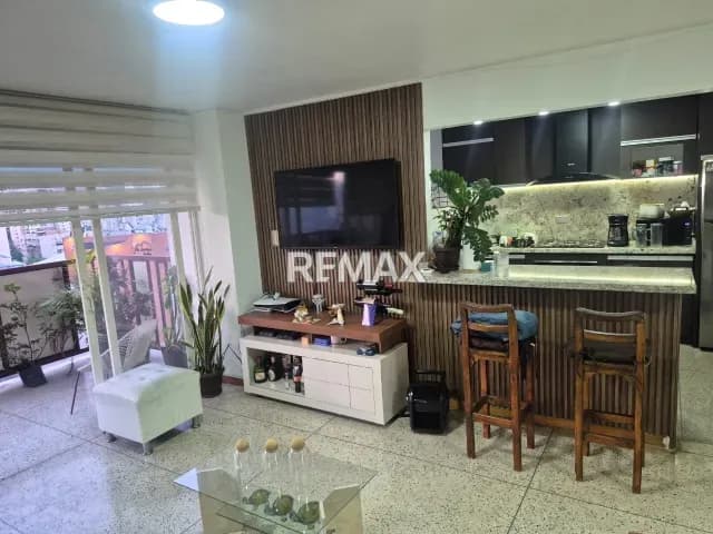 BELLO APARTAMENTO REMODELADO CON TERRAZA