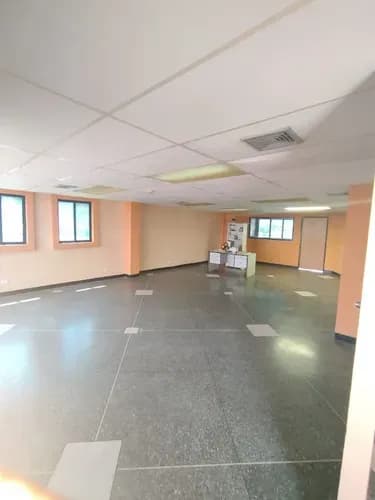 Oficina En El Penthouse De Torre Araujo Centro De Valencia A Una Cuadra De La Avenida Cedeño Consta De: 106mts2 1 Salón Amplio 3 Baños Área De Faena Balcón Con Puertas Panorámicas 1 Puesto De E