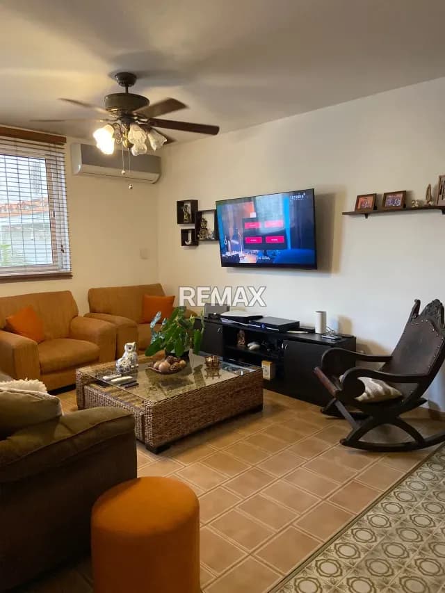 HERMOSA CASA A REMODELAR EN URB. LA VIÑA