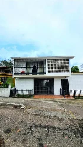 Xv, Se Vende Excelente Casa A Pie De Calle, Doble Propósito Urbanización Santa Teresa A Escasos Metros Del Hopital Del Seguro Social