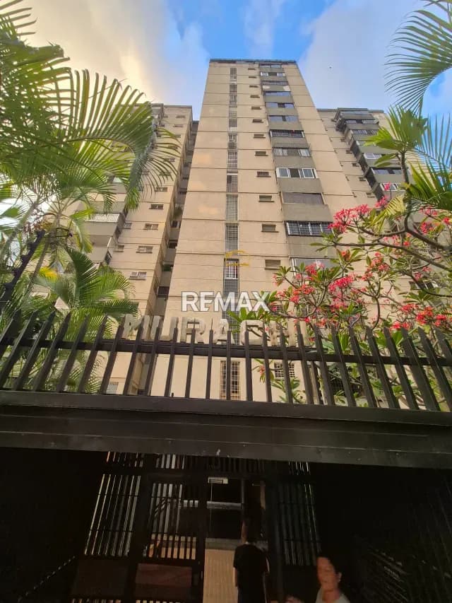 EXCELENTE OPORTUNIDAD DE INVERSION EN SANTA MONICA. APARTAMENTO EN VENTA PARA REMODELAR PISO 10.