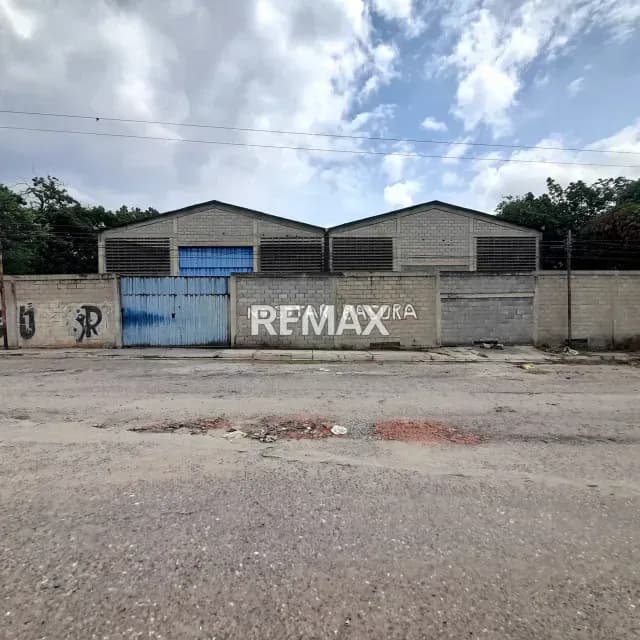 En Venta Galpón Industrial Av Florencio Jimenez, frente a Transbarca