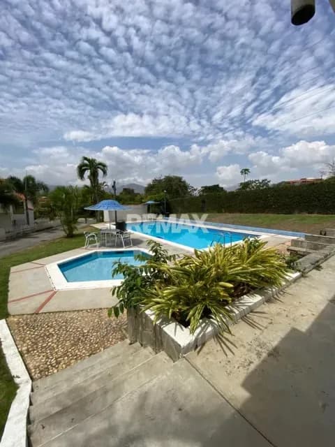 Venta de Casa para actualizar en Residencias Exclusivas Golden House, Calle Los Pinos, Trigal Norte sector Piedras Pintadas - Valencia