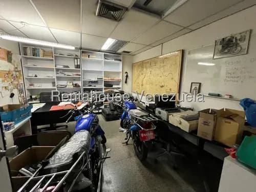 Ng 26-21596 Local Comercial Con Deposito En Chacao. Incluye Tienda Comercial Con Vidrieras, 5 Oficinas, 4 Baños, Amplio Deposito