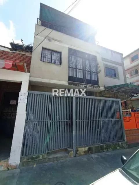 CASA COMERCIAL EN ALQUILER - URB. LOS MAGALLANES DE CATIA