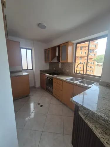 En Alquiler Este Hermoso Apartamento En Res. Roraima - El Parral 12-45