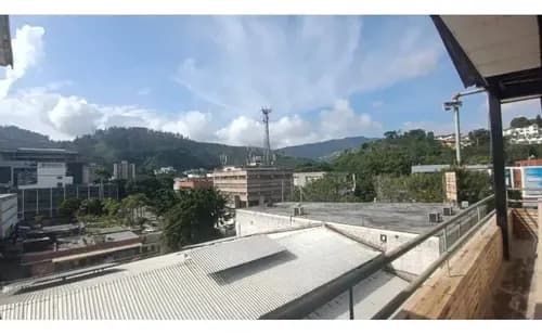 Vendo/alquilo Edificio 3.200m2 Zona Industrial La Trinidad 0733