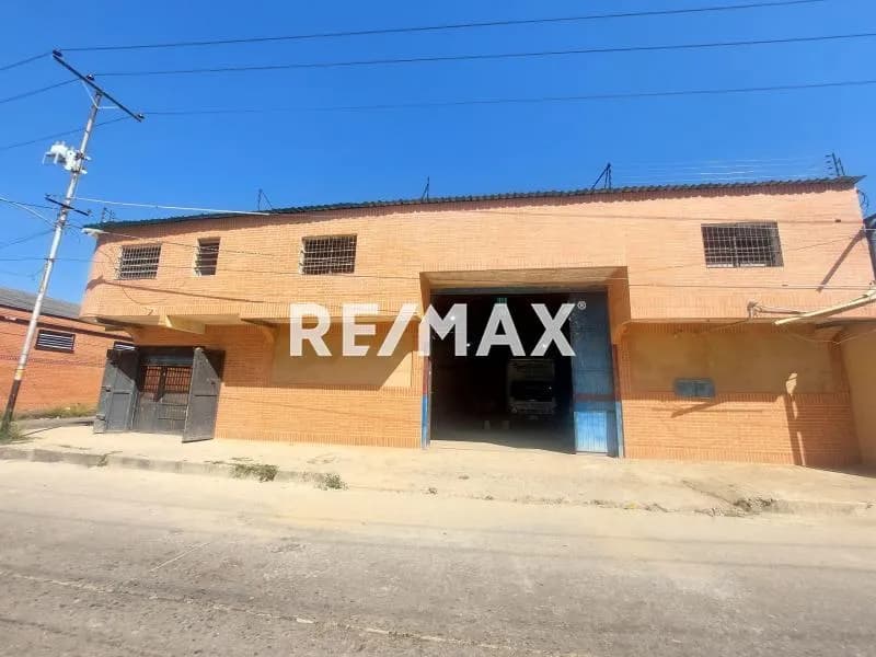 Amplio galpón en venta en Valencia 545mts