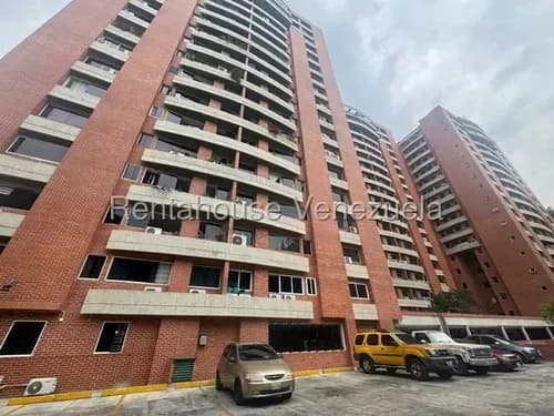 Lujoso Y Actualizado Apartamento En Venta Ubicado En Clnas De Los Chaguaramos 26-19015