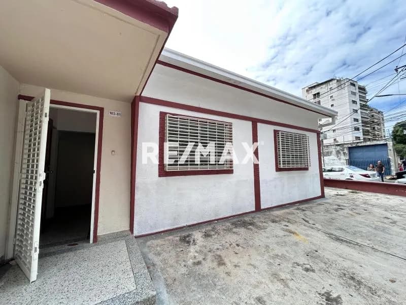 Casa en alquiler con consultorios para clínica, laboratorios