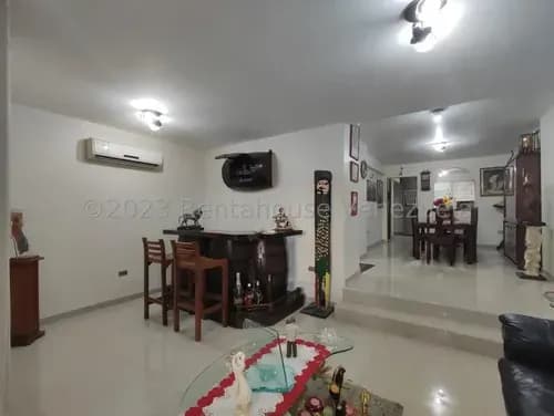 Apartamento En Venta En La Urbanización La Soledad De 148mts2 Remodelado 24-4824 Holder
