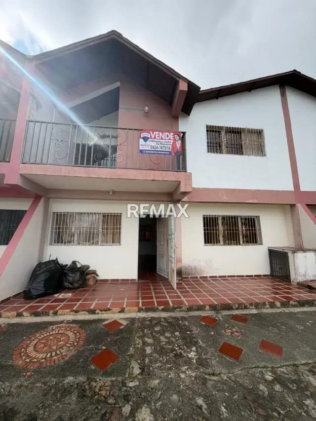 EXCLUSIVO TOWNHOUSE EN VENTA, UBICADO EN EL SECTOR LA QUINTA ZONA EL BOQUERÓN, ALTO DE ESCUQUE