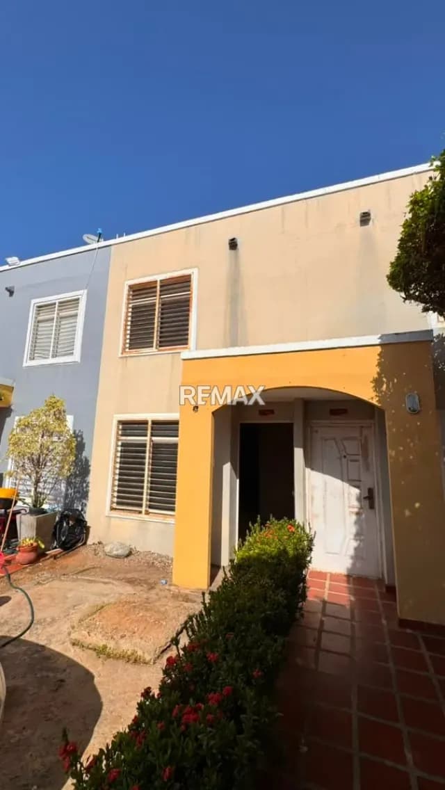 Townhouse en Gris en Caminos de la Lagunita