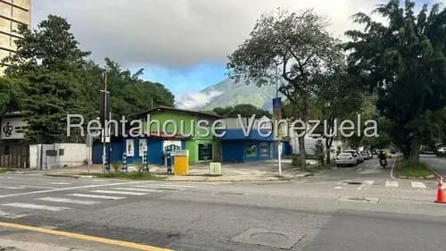 Af- Casa De Uso Comercial En Venta En Chuao, Excelente Ubicación, A Pie De Calle, Con Estacionamiento Para Visitantes Y Para Carga Y Descarga De Mercancía