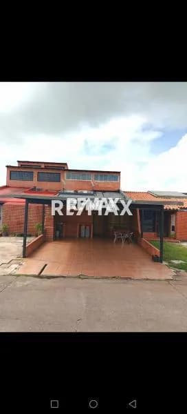 SE VENDE CASA DE 3 NIVELES EN BOSQUES DE LA LAGUNA, TIPURO
