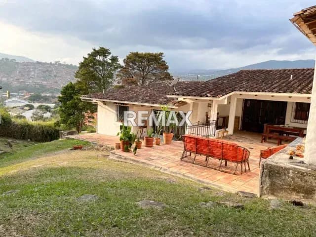En venta Exclusiva Residencia con Amplia Parcela y Potencial de Expansión ubicada en la Urbanización Las Lomas Avenida Carabobo.