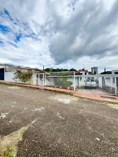 Ev Casa En Conjunto Residencial Privado, Ubicado En La Av. Carabobo, Bajando Del Rest. El Cafetal. Terreno 475mts Inmueble De Un Solo Nivel Con Espacios Amplios, Jardines Y Terraza