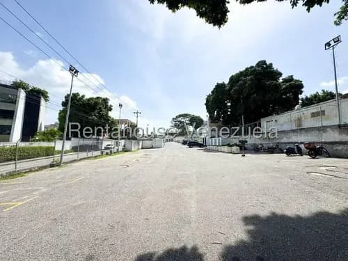 LG Alquilo Imponente Casa Multipropósito Con 8 Puestos De Estacionamiento En Los Palos Grandes Muy Cerca De La Cuadra Gastronómica