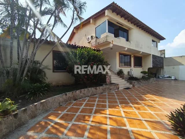 QUINTA EN LA URB. SANTA ELENA CON PISCINA