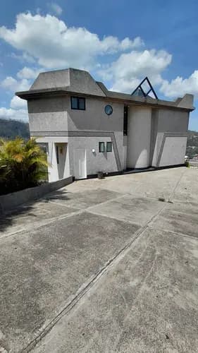 Excelente Casa En La Urb Privada Pan De Azúcar Con Acabados De Primera 1.700 Mts De Terreno Y 350 De Construcción 4 Hab 4 Baños 10 Puestos Agua Propia Vigilancia 24/7 Pisos De Porcelanato Y Madera