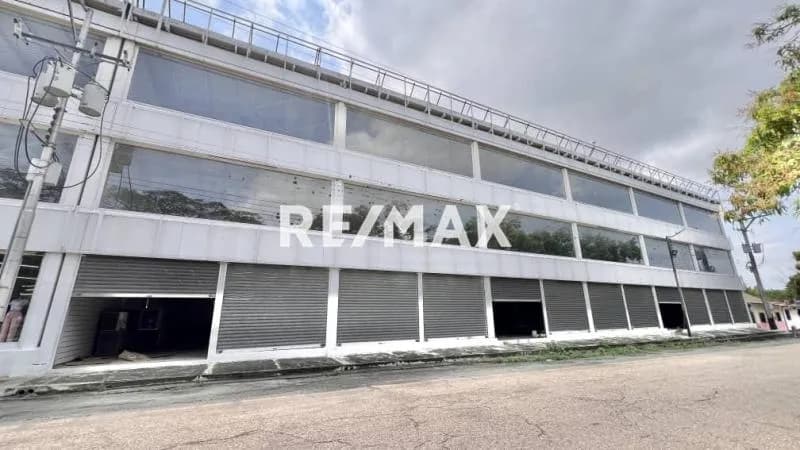 Local en Edificación Comercial De 3 plantas