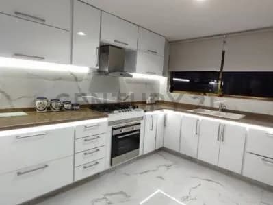 Casa bote B Remodelada de 3 niveles en Alquiler
