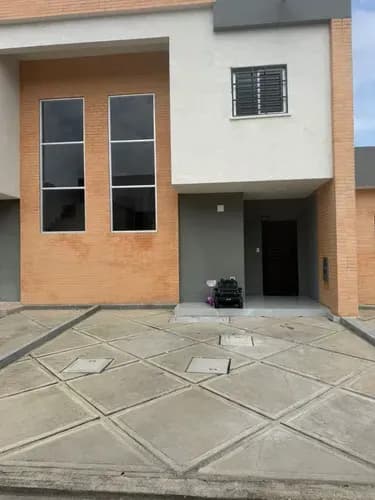 Town House En Resvilla Serena San Diego 98m2 Tres Habitaciones Con Closets Dos Baños 1/2 Sala Y Sala De Estar Cocina Equipada Concepto Abierto Área De Servicio Patio Dos Puestos De Estacionamient