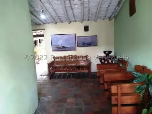 Raíza Suárez Vende Amplia Extensión De Terreno Con Casa Colonial 2 3 1 0 2 4 0 Ideal Para Remodelar Con Fines Residenciales O Comerciales En Zona De Alto Tránsito En Centro Barquisimeto Lara