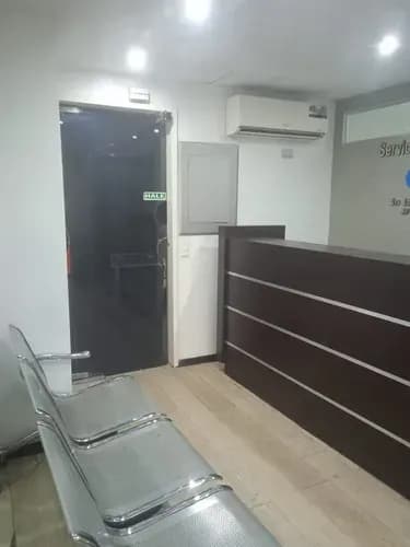 Vip360 Inmobiliaria Oficinas De Lujo Con Cerramiento De Vidrio, Totalmente Amoblada