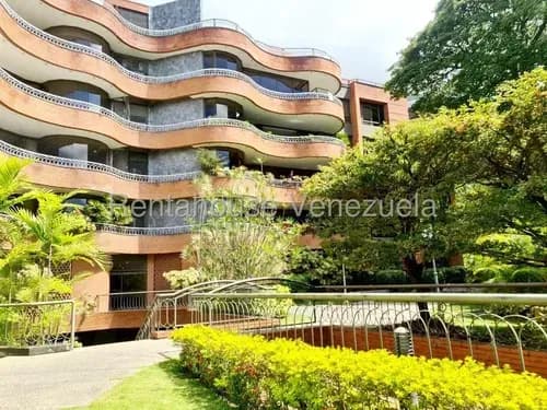 Apartamento En Venta Altamira Planta Baja Con Piscina Privada Y Amplios Jardines #26-20786