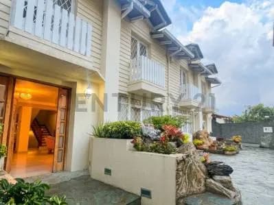 Imponente Casa Quinta Bifamiliar de Lujo en Alto Prado con Piscina
