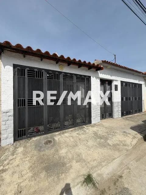 En Venta Hermosa Casa Totalmente Remodelada a Estrenar Ubicada en la Urbanización Villas de Aragua, La Morita I.