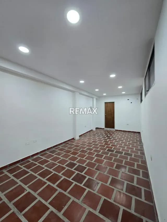 Oficina en alquiler, edificio montpellier, calle 12 con carrera 23.