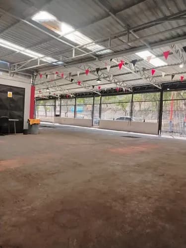 En Venta Galpón Comercial 694mts Av Fernando Figueredo - Oficinas 2 Baños Amplio Espacio Para Vehículos Depósito Caney Con Parrillera Amoblado Gavip