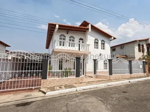 Dalia Cortez Rent-a-house, Vende En Cabudadre Hermosa Quinta Ubicada En Urbanismo Privado