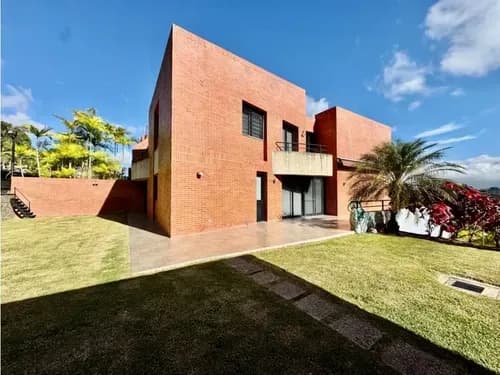 Se Vende Th 588m2 4h+s/7b/6p La Trinidad