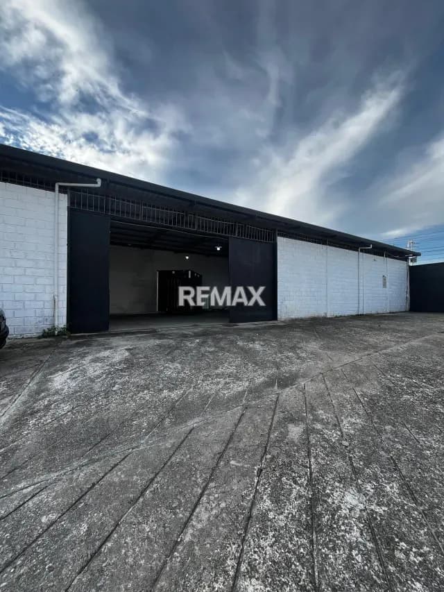 OPORTUNIDAD INDUSTRIAL: GALPON DE 243m2