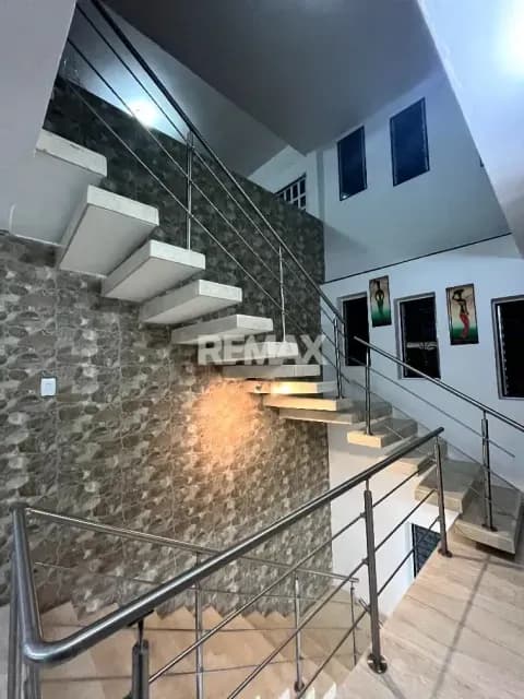 SE VENDE CASA VIA PERIBECA