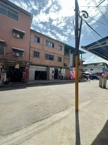 Galpón En Venta Con Apartamento En Los Guajiros Santa Rosa Valencia. Cerca De La Mejor Zona Comercial De Valencia. Fácil Acceso. Dapo