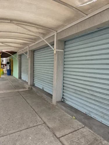 En Alquiler 3 Locales Independiente O Se Pueden Unir, Cada Uno Entre 10 Y 12 Mts Aproximadamente. Calle Del Hambre Las Quintas De Naguanagua. Cada Uno Con Aire Acondicionado Y Baño. Amoblado Clider