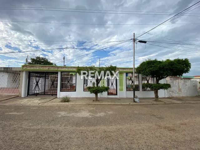 TOWNHOUSE EN LA URBANIZACION SAN RAFAEL, ZONA OESTE