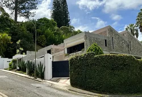 Hermosa Y Acogedora Quinta De Diseño, Iluminada, Ventilada, De Amplios Espacios Que Abren Hacia Hermoso Jardín Interno Tratado, Completos Ambientes: 6 H, Est, 6 B, 6 E, Urb. La Lagunita Country Club