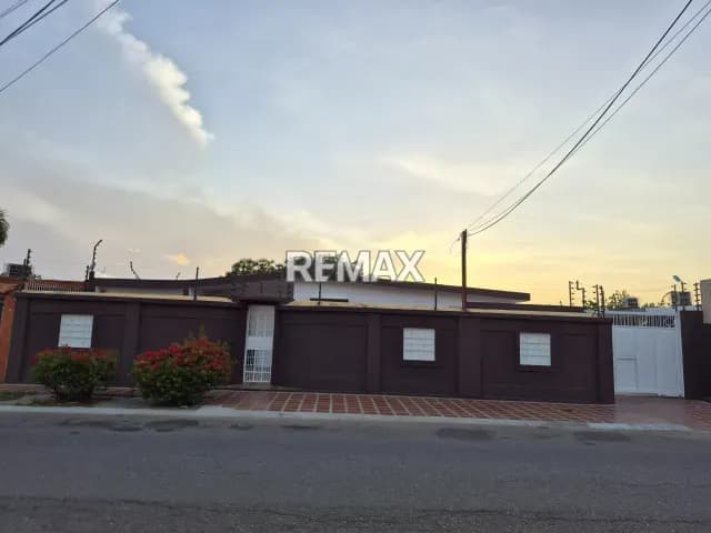 CASA EN VENTA URB. LAS LOMAS