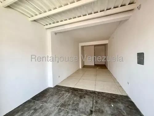 Rentahouse Lara Alquila Local De 30 Mts En Esquina Estratégica Del Oeste De Barquisimeto; Ubicación De Alto Tráfico Comercial Con 2 Baños, Ideal Para Potenciar Tu Emprendimiento.