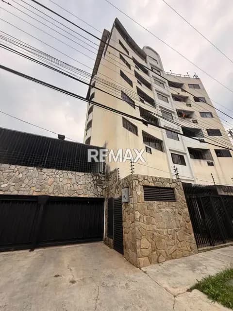 Penthouse en Venta Urb Campo Alegre Res. Castaños Suites con Gran Terraza