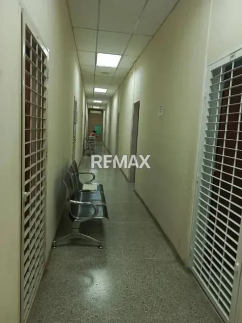Se vende un local comercial de 15.83 metros cuadrados ubicado en el Centro Comercial Anaya, en la zona centro de Cabudare.