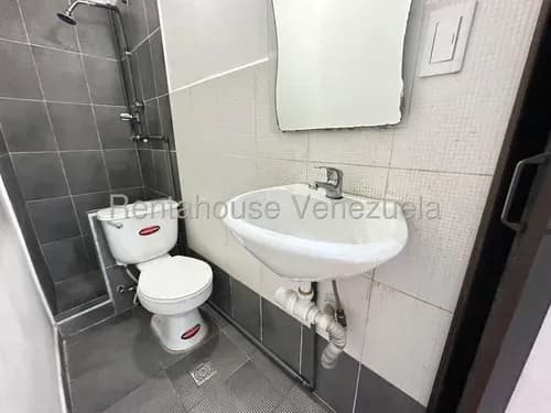 Alquiler Local Comercial Con Ubicación Estratégica En La Zona Repuestera Del Centro De Barquisimeto,lara Rc