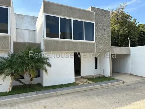 Casa En Venta De Dos Niveles A Estrenar En Exclusivo Conjunto Residencial Sector San Bosco Coro 26-17093